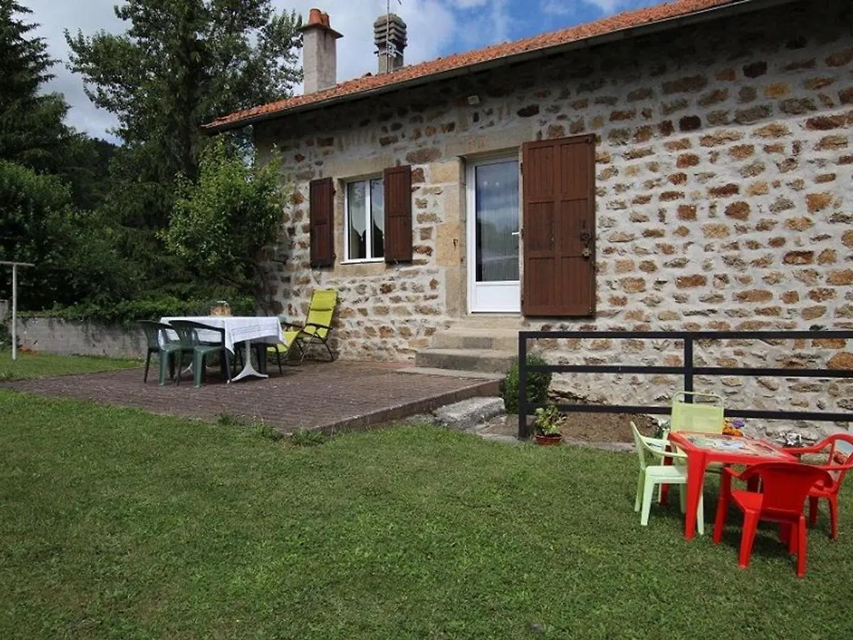 Holiday home Charmante Maison Traditionnelle Avec Jeux, Terrasse Et Parking A Lantriac - Fr-1-582-78