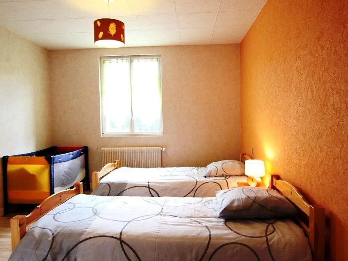 Charmante Maison Traditionnelle Avec Jeux, Terrasse Et Parking A Lantriac - Fr-1-582-78 France