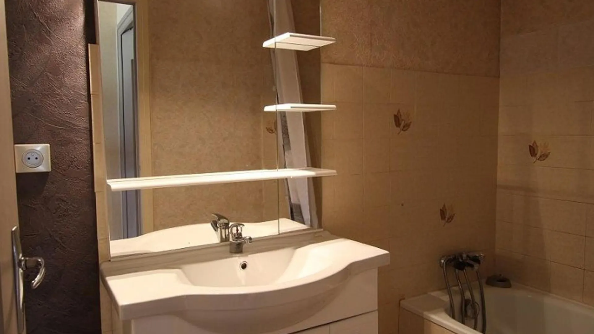 Holiday home Charmante Maison Traditionnelle Avec Jeux, Terrasse Et Parking A Lantriac - Fr-1-582-78