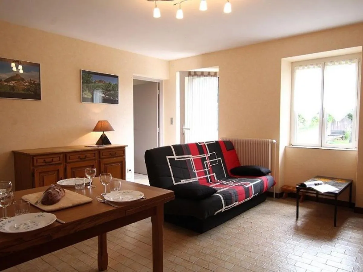 Charmante Maison Traditionnelle Avec Jeux, Terrasse Et Parking A Lantriac - Fr-1-582-78 Holiday home